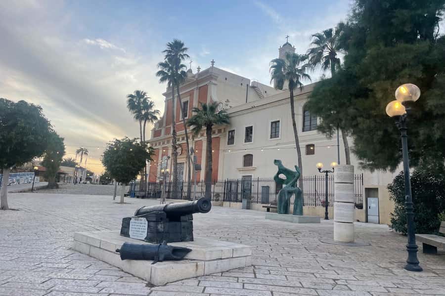 Jaffa: Old City, Port & Shuk Hapishpishim Walking Tour - Kdumim Square and the old lanes