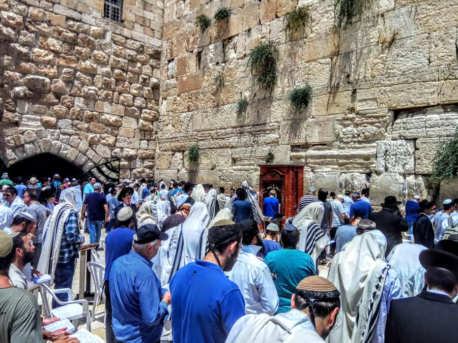 Jerusalem: Old City Private Walking Tour of Religious Sites - Entering the Church of the Holy Sepulcher