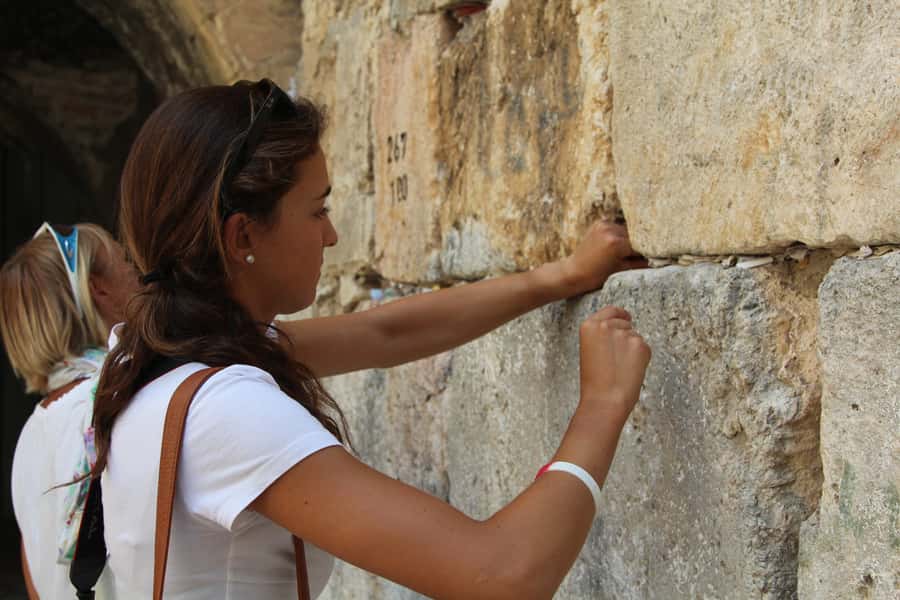 Jerusalem: Old City Shabbat Experience and Walking Tour - Arriving at the Western Wall