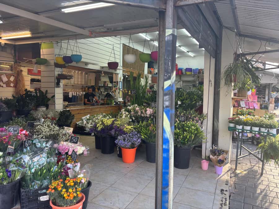 Market Mosaic: A Gastronomic Exploration of Carmel Treasures - Why the small group matters in a crowded market