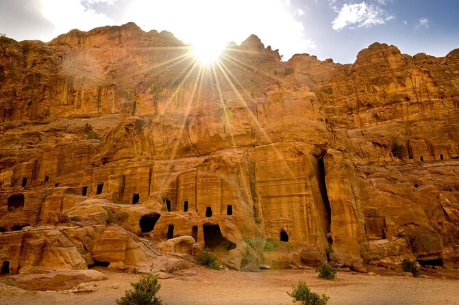 Petra 1-Day Tour from Tel Aviv with FREE Authentic Lunch - Entering Petra through the Siq
