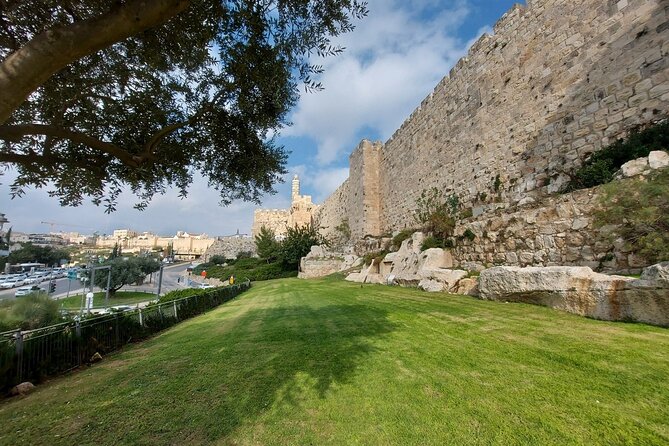 Private Tour from Tel Aviv to Jerusalem - The Western Wall: a short stop with personal meaning