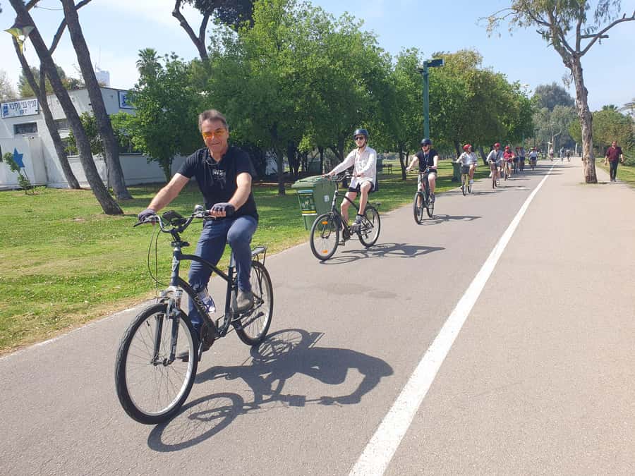 Tel Aviv: Private Bike Tour - Who will enjoy this ride most?