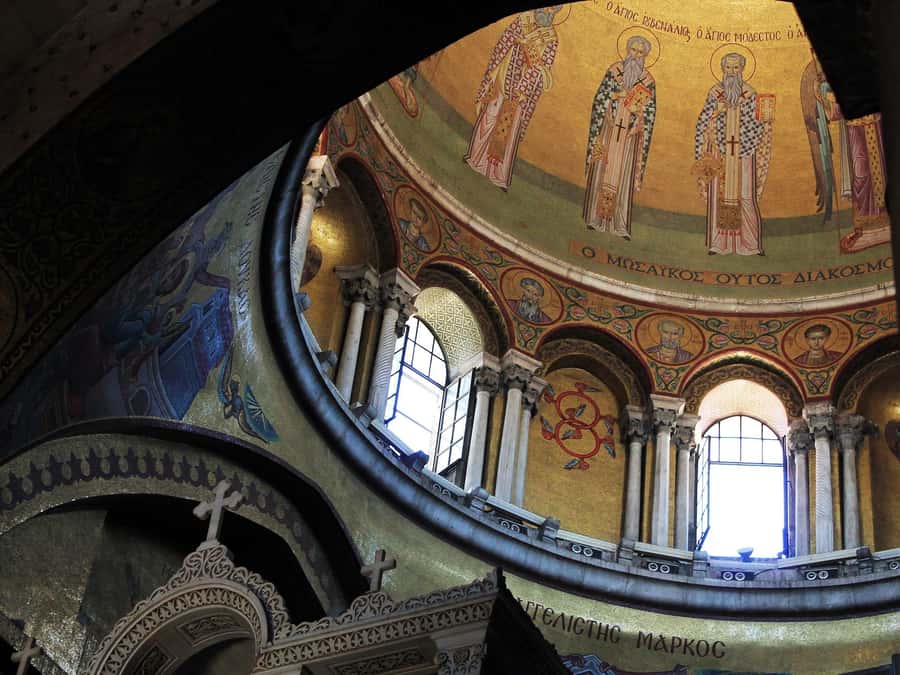 Walking Jerusalem in Russian - The Church of the Holy Sepulchre needs a guide